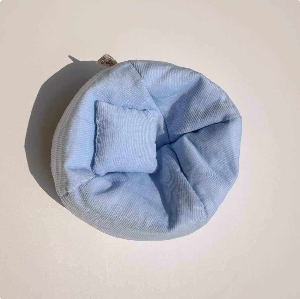 17CM LABUBU pendant doll sofa accessory for car use. Miniature miniature sofa for LABUBU doll, used as shooting prop.