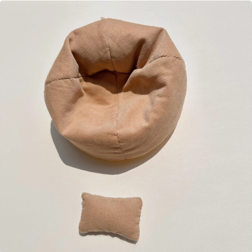17CM LABUBU pendant doll sofa accessory for car use. Miniature miniature sofa for LABUBU doll, used as shooting prop.