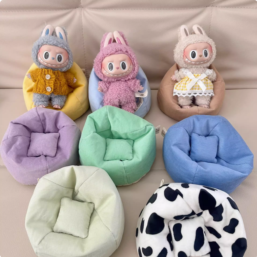 17CM LABUBU pendant doll sofa accessory for car use. Miniature miniature sofa for LABUBU doll, used as shooting prop.
